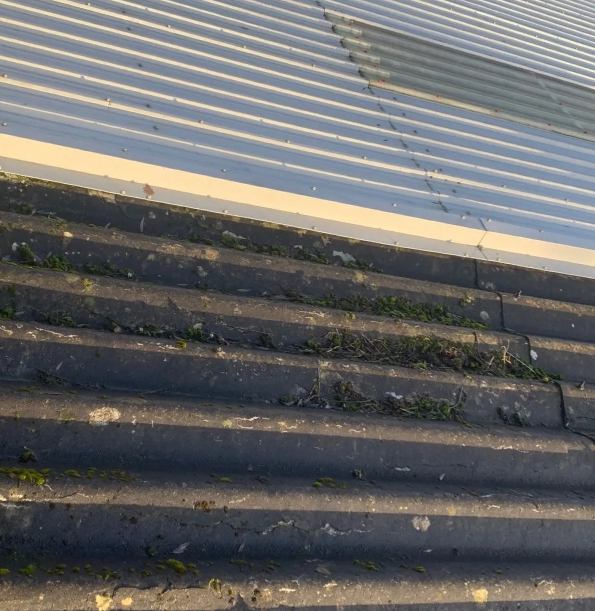 Asbestos-cement roof overlaid with a new profiled metal roofing system