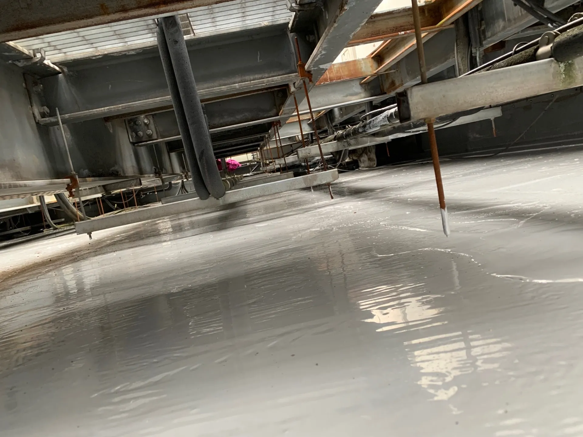 Liquid roofing carried out in a narrow waterproofing area