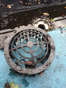 Missing baffle plate from siphonic drainage outlet during roof survey